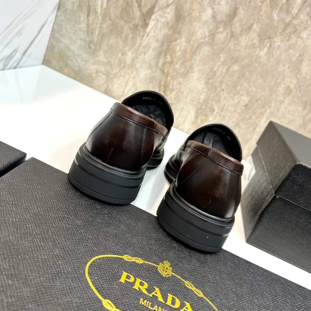Original order quality: P580 Brand: PRADA (Prada) Standard code: Men's size 38/44 (45 can be customized) Grade: Same style as the official website High-quality men's shoes Material: Original cowhide Water-dyed cowhide lining Rubber outsole Style categories: Men's fashionable formal leather shoes Slip-on men's shoes series Young fashion European and American trends British style Top luxury Color: Actual picture